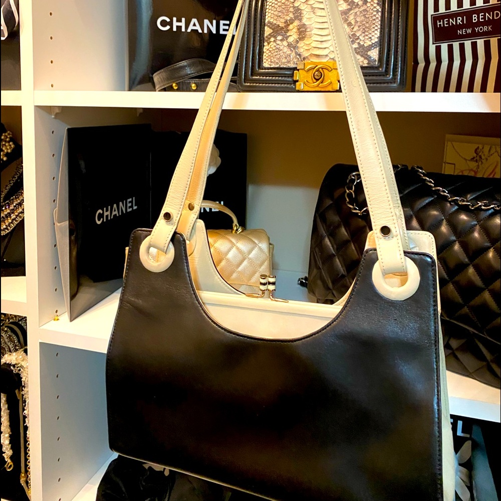 Like new, fabulous DNKY leather shoulder bag.